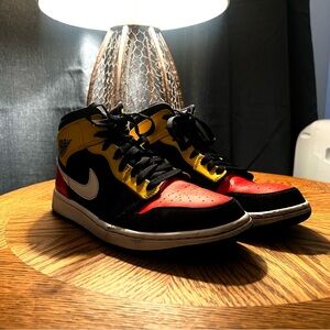 **Nike Jordan 1 Mid 'Se Armarillo' - Size 8.5 - Limited Edition*